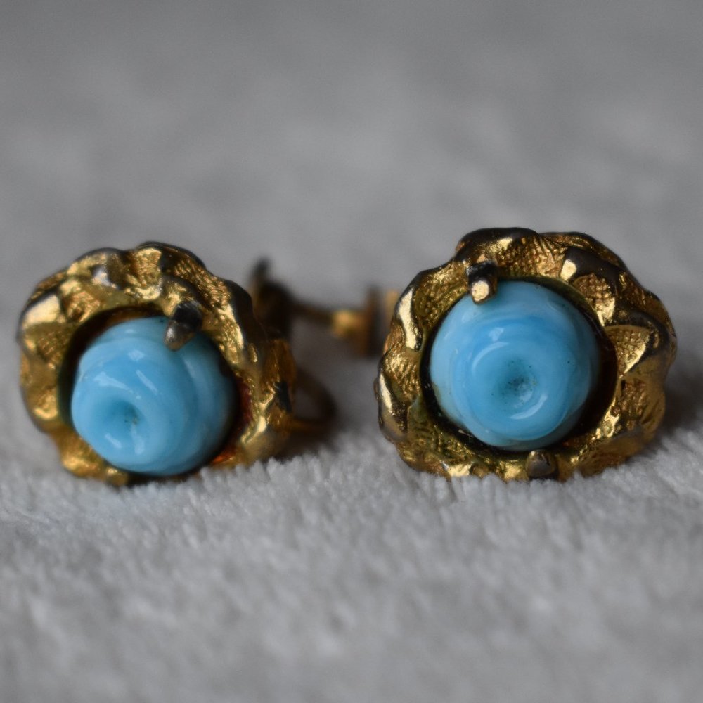 Vintage Goldtone Blue Rosebud Flower Screw-on Earrings